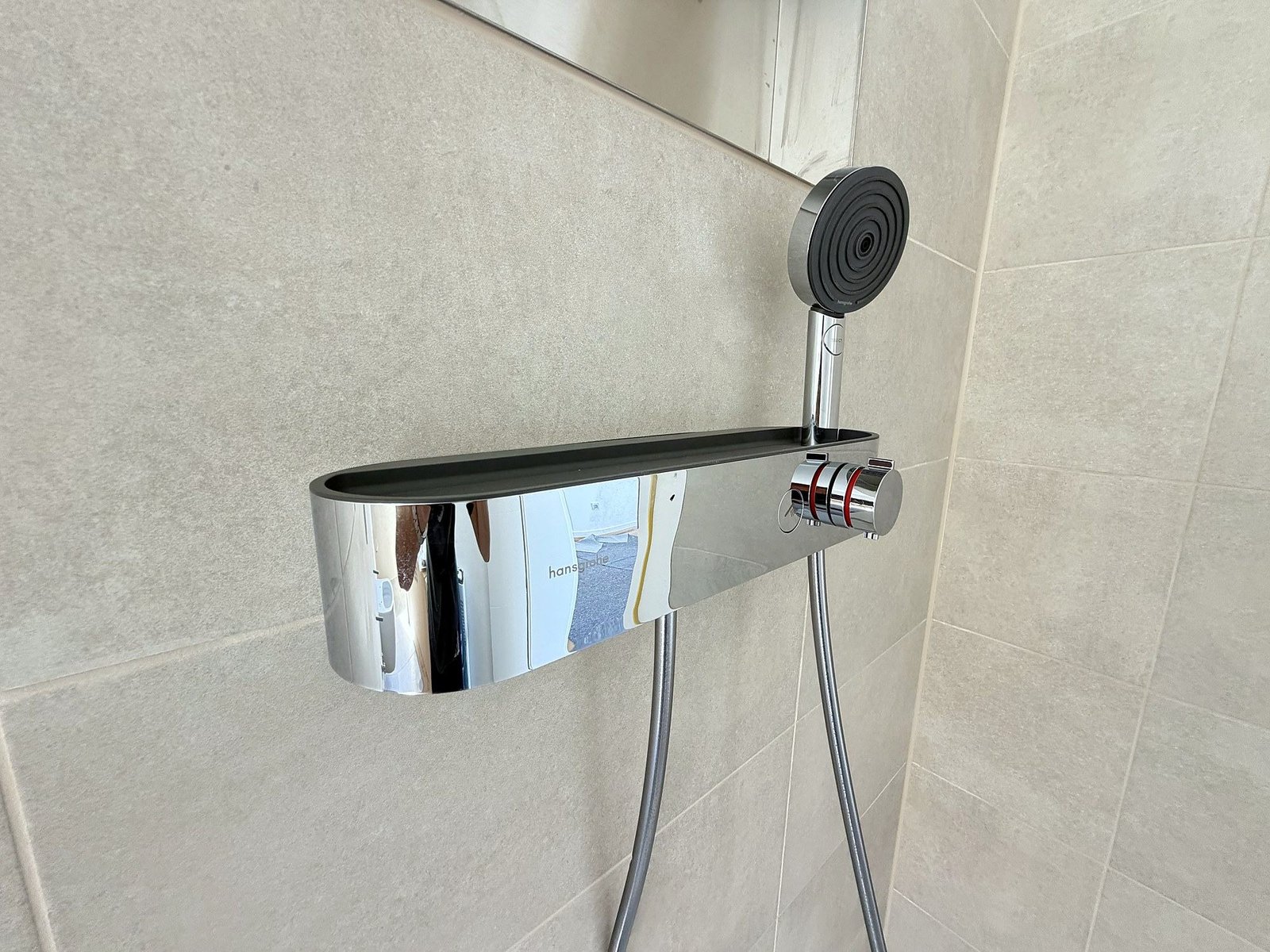 Hansgrohe-Armatur und Ablagenische in der Dusche